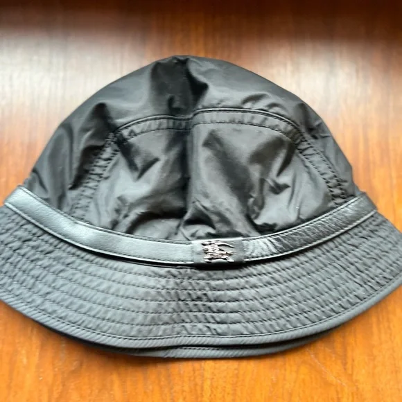 Burberry Nylon Black Bucket Hat Leather Trim Equestrian Charm Plaid Lining S EUC Burberry Nylon Black Bucket Hat Leather Trim Equestrian  main image 2